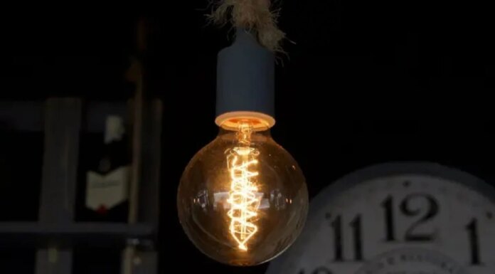 Графики отключений света в понедельник будут действовать по всей Украине, но только вечером