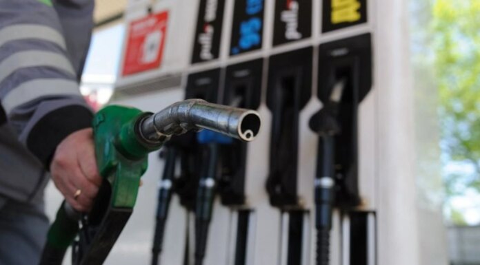 Цены на нефть растут из-за войны в Иране – что будет с топливом для украинцев