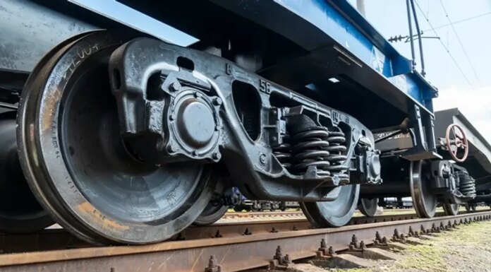 В Николаеве российский дрон атаковал вагон поезда и ранил железнодорожника, в марте уже 18 ударов рф по железной дороге