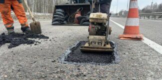 Правительство выделяет 3 млрд грн на ямочный ремонт дорог страны, в том числе в прифронтовых регионах