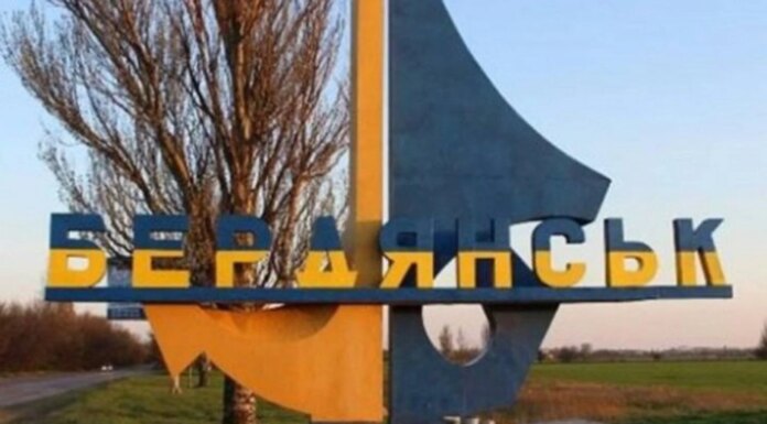 Мощные ночные взрывы в оккупированном Бердянске привели к пожарам в районе порта и госпиталя