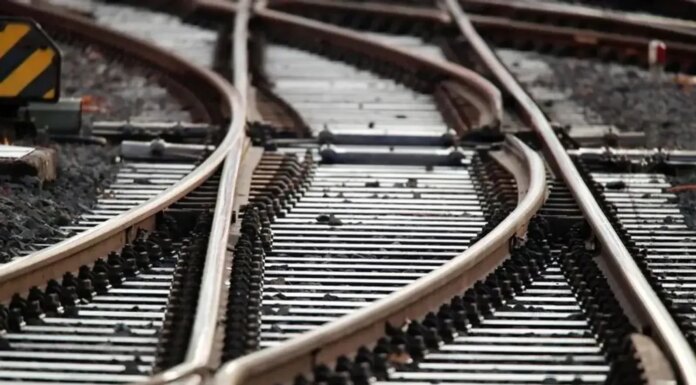 рф продолжает атаки на логистику — после судна и станции ударила дроном по поезду, ранены железнодорожники