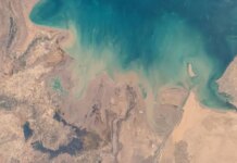 На Ближнем Востоке сообщили о новых атаках на стратегический нефтяной порт и НПЗ — что известно о последствиях