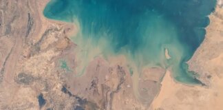 На Ближнем Востоке сообщили о новых атаках на стратегический нефтяной порт и НПЗ — что известно о последствиях