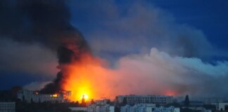 россияне попали баллистической ракетой в многоэтажку в Харькове, под завалами могут быть люди – мэр