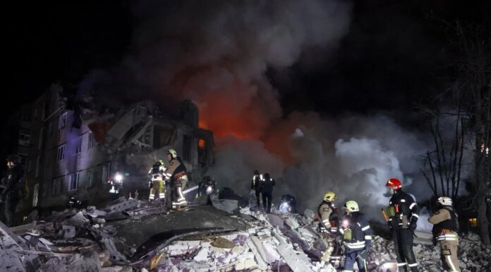 Спасатели обнаружили погибшего под завалами жилого дома в Харькове