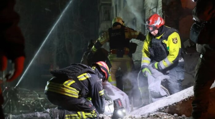 Спасатели извлекли тело второй жертвы из-под завалов харьковской многоэтажки