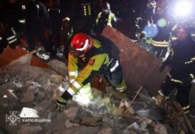 Уже 7 погибших из-за удара рф по многоэтажке в Харькове, среди них — двое детей