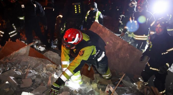 Уже 7 погибших из-за удара рф по многоэтажке в Харькове, среди них — двое детей