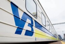Укрзалізниця задерживает ряд международных и внутренних поездов из-за обстрелов
