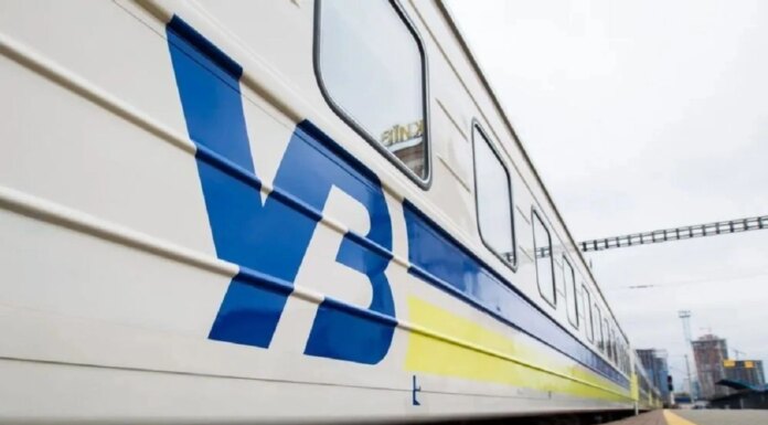 Укрзалізниця задерживает ряд международных и внутренних поездов из-за обстрелов