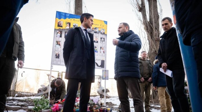 Новый премьер Нидерландов Роб Йеттен посетил разрушенную многоэтажку в Киеве