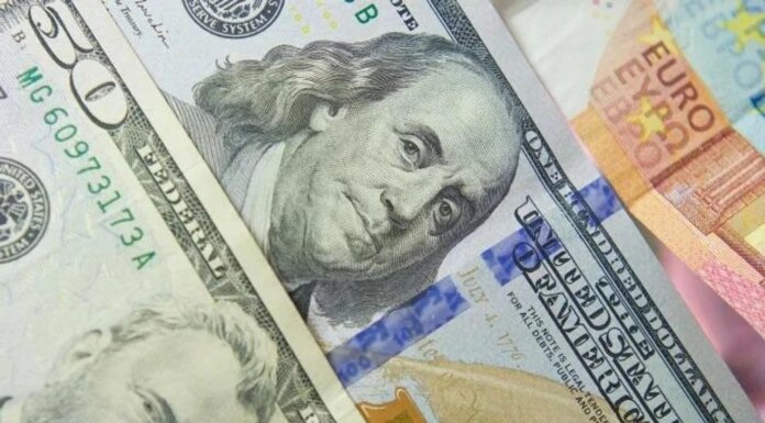 Доллар на межбанке установил исторический рекорд, достигнув отметки 44 гривны