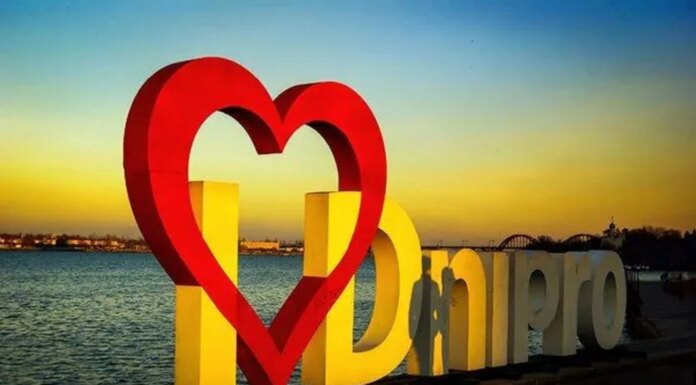 Атака на Днепр: четверо раненых, повреждены банк и многоэтажка