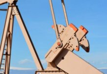 Цены на нефть колеблются на фоне оценки рынками высвобождения резервов МЭА и опасений относительно поставок