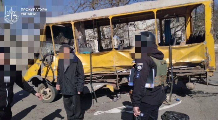 Российский дрон атаковал маршрутку в Херсоне, десять пострадавших