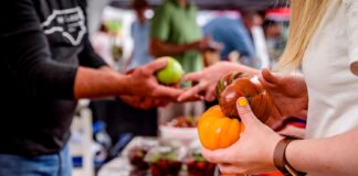 Инфляция ускорилась до 7,6% — как подорожали продукты и топливо