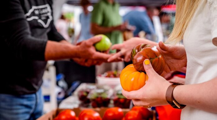 Инфляция ускорилась до 7,6% — как подорожали продукты и топливо