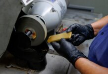 Мировые цены на золото демонстрируют снижение из-за ожиданий трейдеров относительно жесткой политики ФРС США