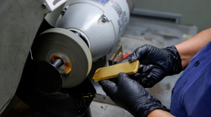 Мировые цены на золото демонстрируют снижение из-за ожиданий трейдеров относительно жесткой политики ФРС США