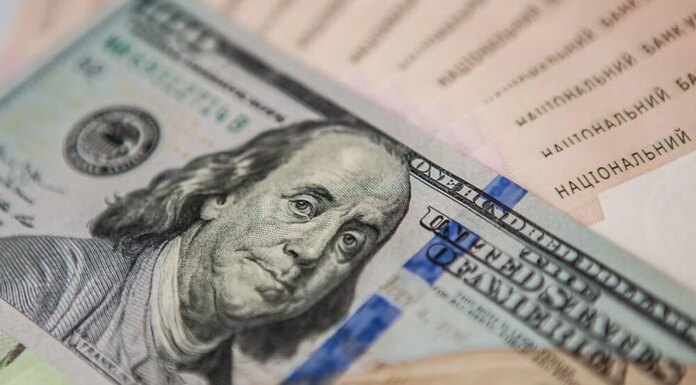 Доллар продолжает бить рекорды, завтра официальный курс достигнет 44,16 грн