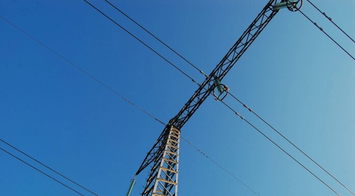 Вражеские атаки обесточили часть жителей в шести областях, ранен энергетик, вечером — графики