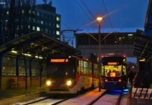 В нескольких районах Киева из-за обстрела остановился электротранспорт и пропал свет