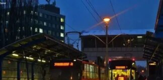 В нескольких районах Киева из-за обстрела остановился электротранспорт и пропал свет