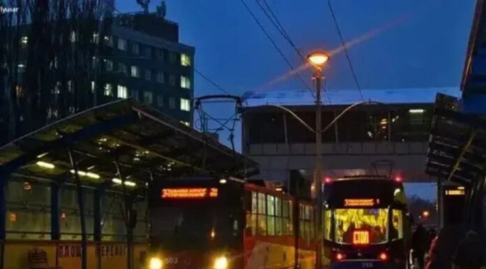 В нескольких районах Киева из-за обстрела остановился электротранспорт и пропал свет