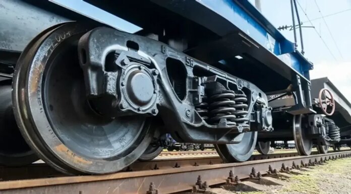 Россия атаковала железную дорогу в двух областях и ранила машиниста с помощником