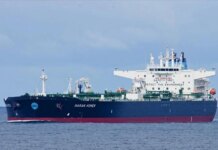 Танкер под греческим флагом получил удар неопознанного объекта у терминала в новороссийске — Reuters