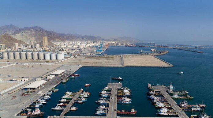 В порту Фуджейра в ОАЭ остановили часть операций по перевалке нефти после атаки дрона и пожара — СМИ