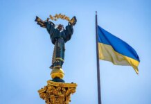 Атака рф затронула три района Киева, обломки упали под Монументом Независимости в центре