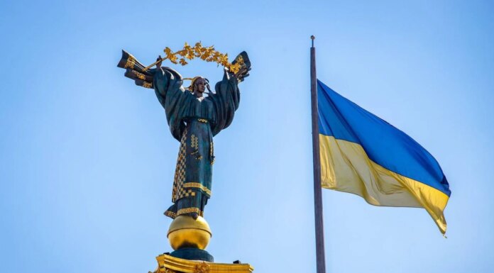 Атака рф затронула три района Киева, обломки упали под Монументом Независимости в центре