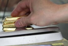 Золото стабилизировалось на фоне падения доллара и нефтяного кризиса, серебро немного выросло