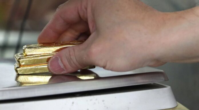 Золото стабилизировалось на фоне падения доллара и нефтяного кризиса, серебро немного выросло