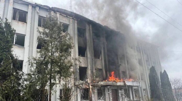 Дрон рф попал по зданию ТЦК в Сумах — в Сухопутных войсках рассказали детали