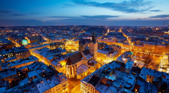 Российский беспилотник атаковал Львов, есть попадание