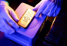 Золото стабилизировалось после падения на фоне сигналов ФРС по инфляции