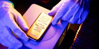 Золото стабилизировалось после падения на фоне сигналов ФРС по инфляции