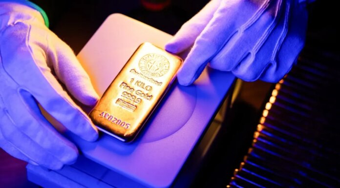 Золото стабилизировалось после падения на фоне сигналов ФРС по инфляции