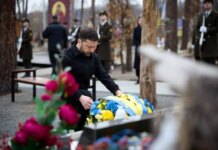 Зеленский почтил память воинов, погибших в битвах за Мощун