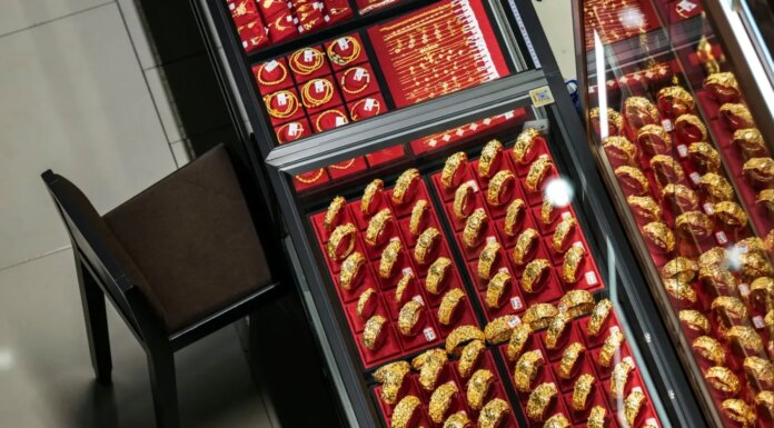 Золото резко упало и колеблется около $4500 на фоне обострения войны на Ближнем Востоке