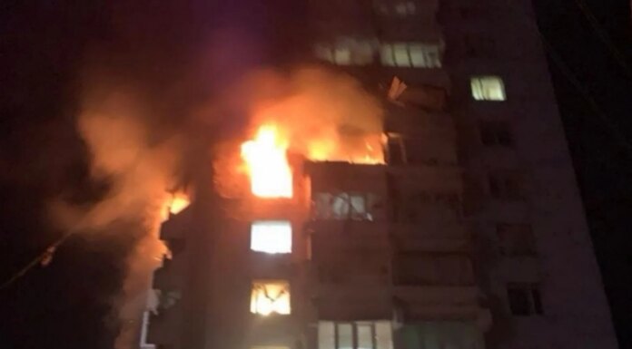 В Запорожье дрон попал в многоэтажку, есть раненый и пожары