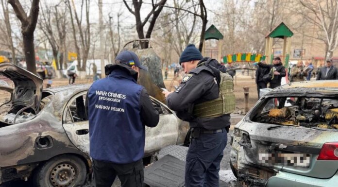 Прямо посреди дня во дворе многоэтажки — новые кадры с места удара рф в Харькове, где возросло число пострадавших