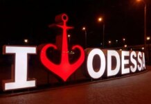 Оккупанты ударили по роддому и частному сектору в Одессе: много раненых