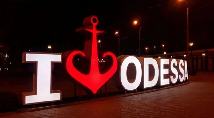 Оккупанты ударили по роддому и частному сектору в Одессе: много раненых