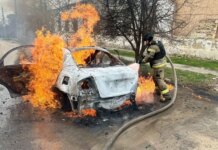 Дрон рф атаковал автомобиль в Херсоне 29 марта — есть погибшая и раненый