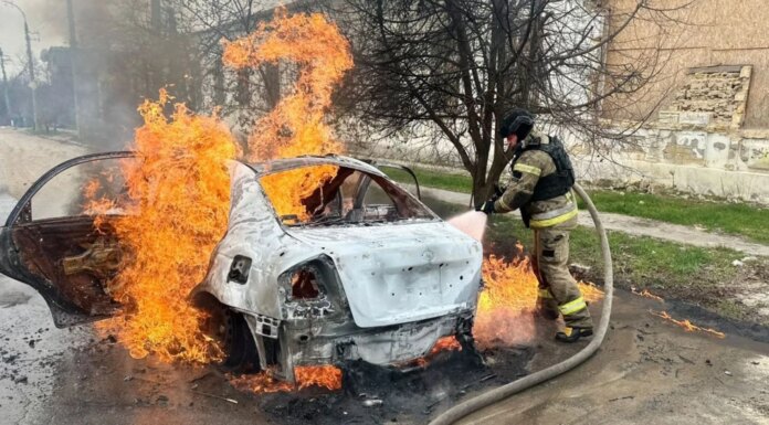 Дрон рф атаковал автомобиль в Херсоне 29 марта — есть погибшая и раненый
