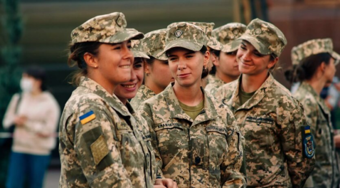 Женщин массово ставят на воинский учёт без согласия: адвокат назвал это тенденцией